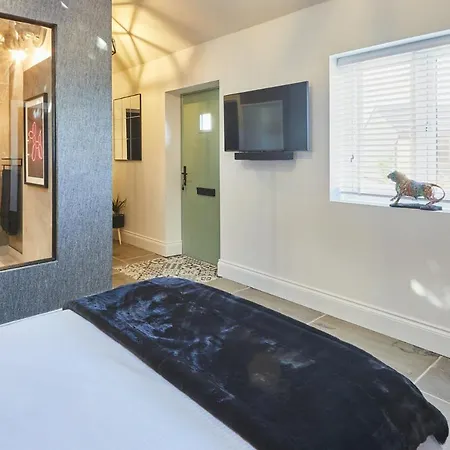 Host & - The Stables Holiday home *